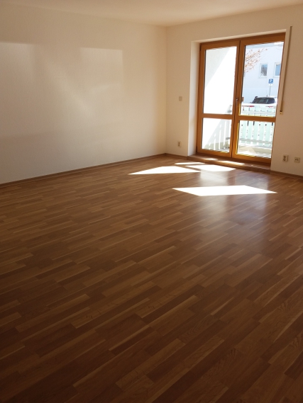 Wohnzimmer mit Balkonzugang