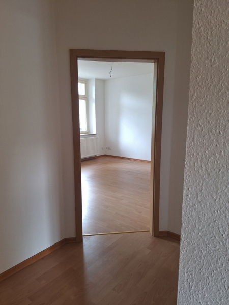 Flur mit Zugang ins Wohnzimmer