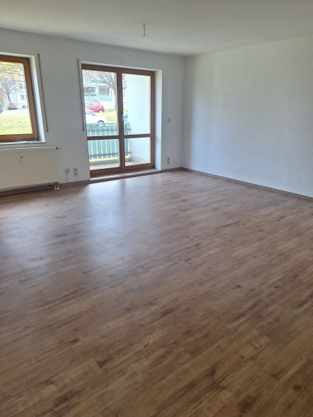 Wohnzimmer mit Zugang zum Balkon