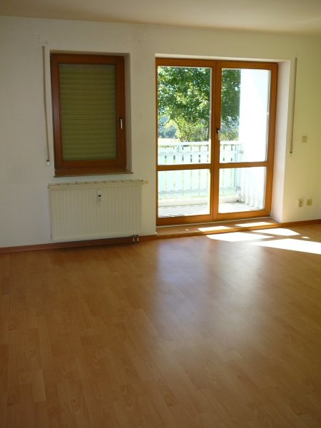Wohnzimmer mit Zugang zum Balkon